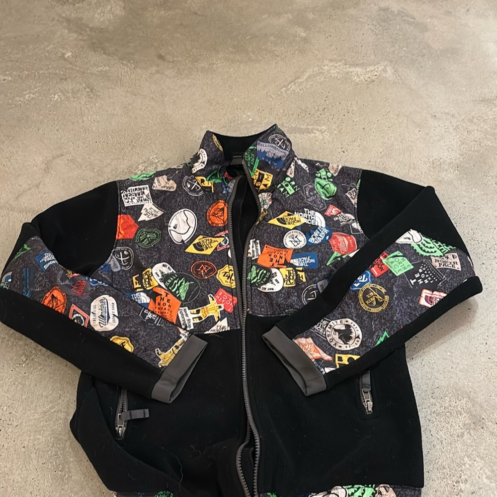 Like new North Face boys National park logo pattern fleece jacket